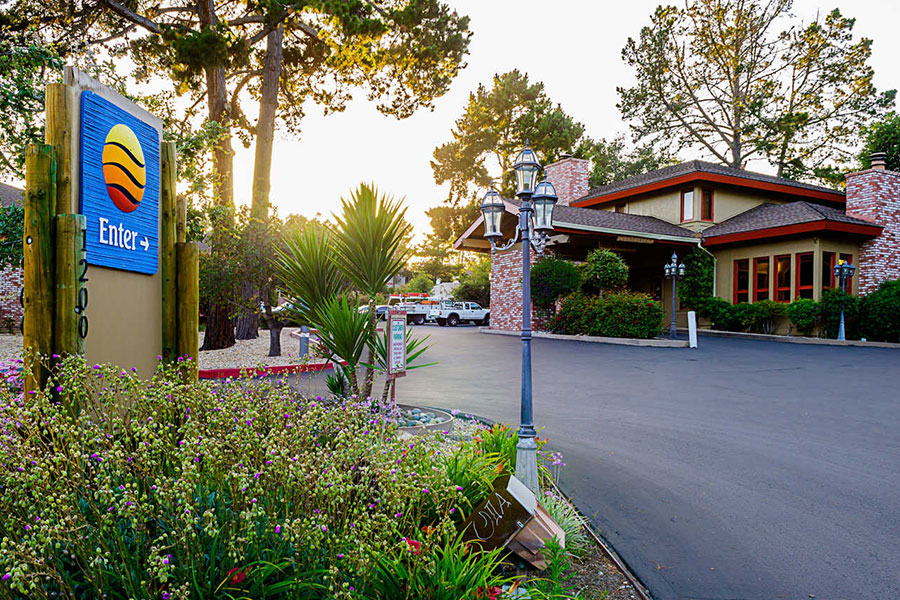 exterior entrance to Comfort Inn Monterey Peninsula Airport